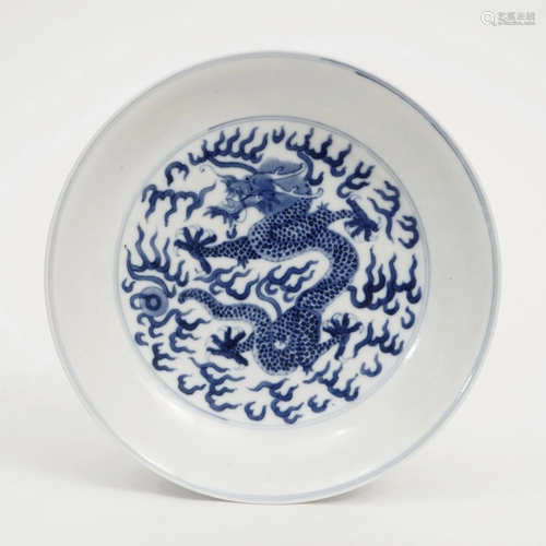 A BLUE AND WHITE DRAGON PATTERN PLATE