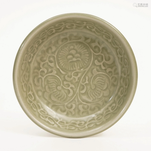 A CIZHOU KILN PLATE WITH CHRYSANTHEMUM PATTERN