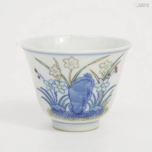 A CUP WITH ORCHID PATTERN IN CONTRASTING COLOUR