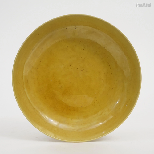 A YELLOW GLAZE PLATE