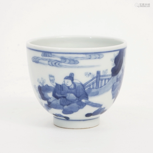 A BLUE AND WHITE CUP WITH FIGURE PATTERN