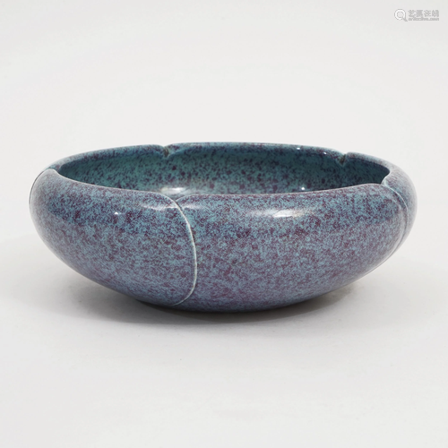 A LUJUN GLAZED FLOWER MOUTH PLATE