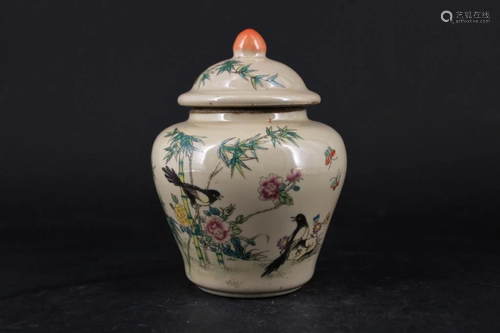 Small Qing Porcelain Famille Rose Jar with Lid