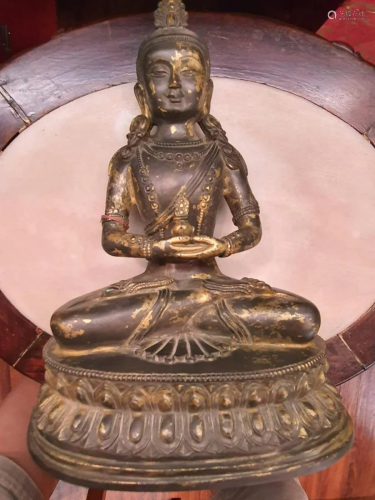 A fine Chinese gilt bronze sculpture of Buddha