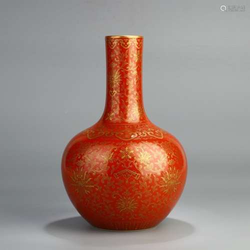 旧藏矾红描金缠枝花卉纹天球瓶
