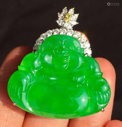 ICY GREEN JADEITE BUDDHA PATTERN PENDANT