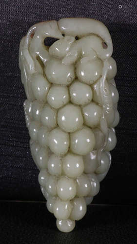 HETIAN JADE GRAPE SQUARREL PATTERN PENDANT