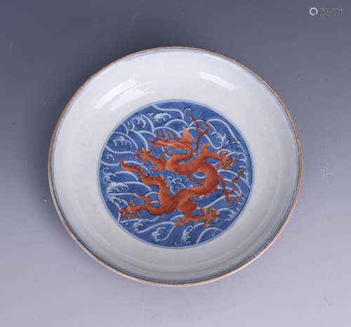 A BLUE AND WHITE IRON RED DRAGON PORCELAIN PLATE