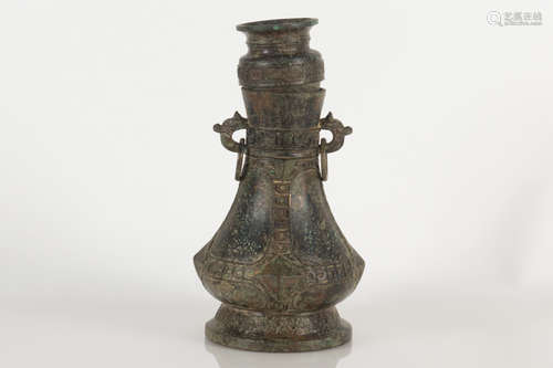 ARCHAIC BRONZE CAST VASE WITH LOOPED HANDLES AND LID