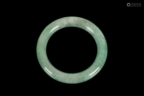 MOTTLED GREEN JADEITE ROUND BANGLE