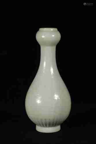 A CHINESE SHUFU KILN GARLIC MOUTH VASE, EARLY YUAN DYNASTY