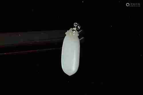 A CHINESE HETIAN JADE PENDANT, QING DYNASTY