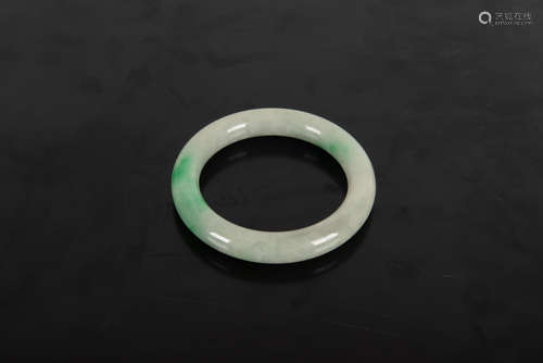 MOTTLED TRANSLUCENT GREEN JADEITE ROUND BANGLE