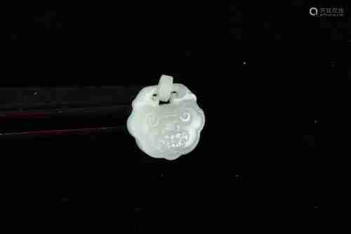 A CHINESE HETIAN JADE PENDANT, QING DYNASTY