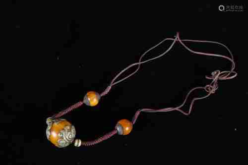 A CHINESE AMBER NECKLACE, REPUBLIC PERIOD