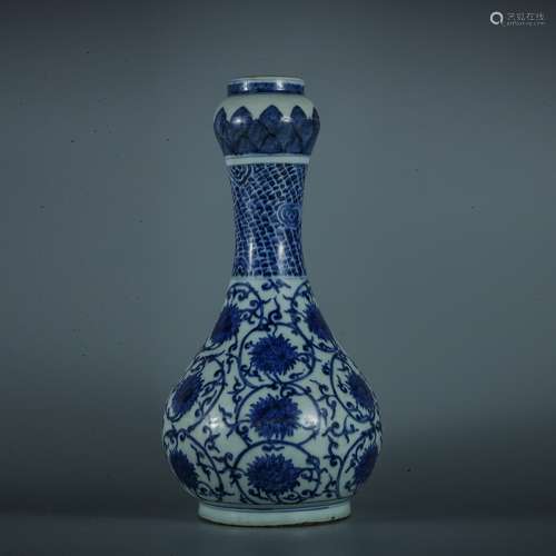 A BLUE AND WHITE TWINING FLOWERS PATTERN PORCELAIN GARLIC HE...