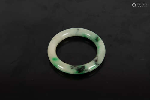 MOTTLED TRANSLUCENT GREEN JADEITE ROUND BANGLE