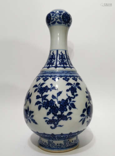 17th century，Blue and white glaze fruit wood vase
