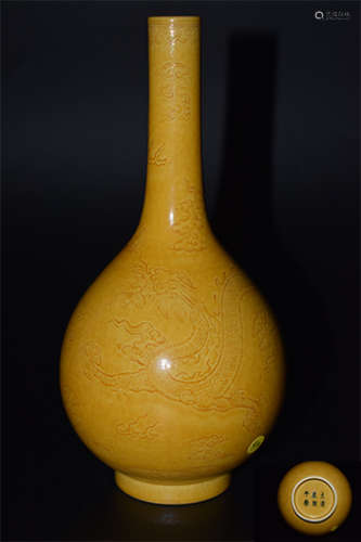 黄釉云龙纹胆瓶