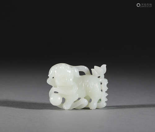 Hetian jade ornament in lion form from Qing清代和田玉玉獅