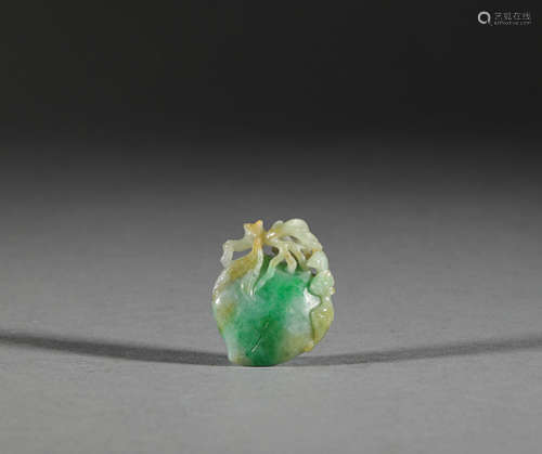 Green jade pendant in peach form from Qing清代翡翠桃型掛飾