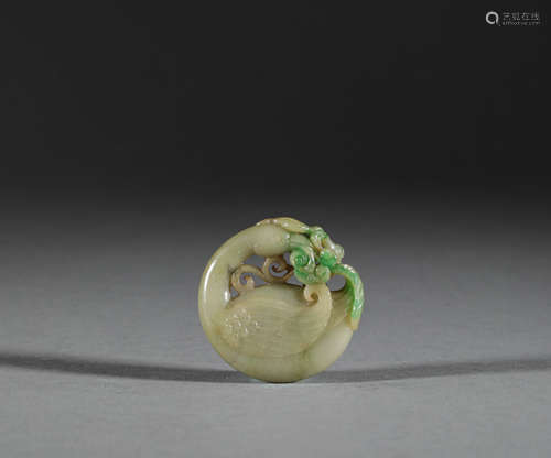 Green jade pendant in bird and flower form from Qing清代翡翠...