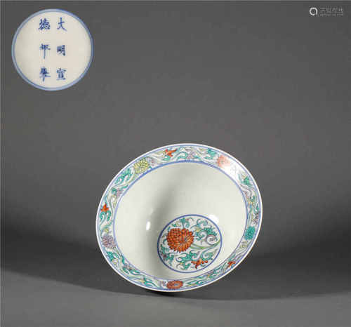 White and blue ceramic bowl with flower painting from Qing清...