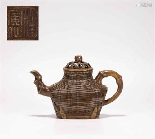 Red stoneware tea pot from Qing清代竹簍型紫砂壺