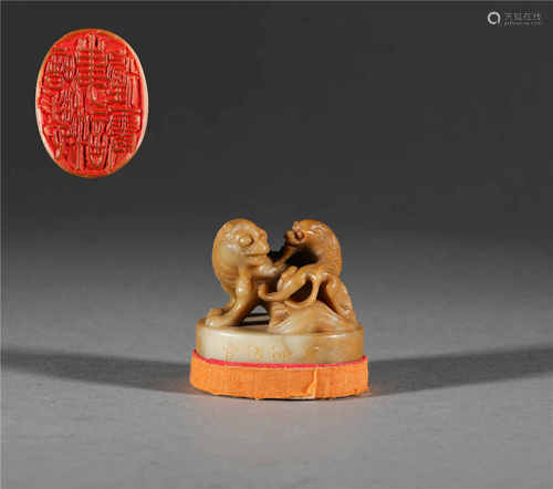 Shoushan orpiment seal in lion form from Qing清代壽山田黄石獅...