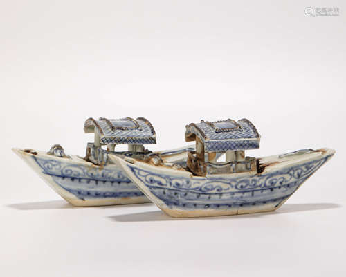 A pair of white and blue ceramic boats from Ming明代青花仿生...