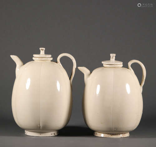 A pair of Ding kiln white ceramic pots from Song宋代定要白瓷...