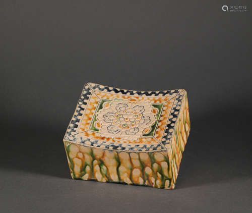 Three-coloured pillow from Tang唐代三彩花卉枕