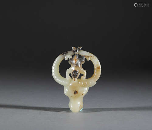 Hetian jade ornament in bull form from Han漢代和田玉牛首