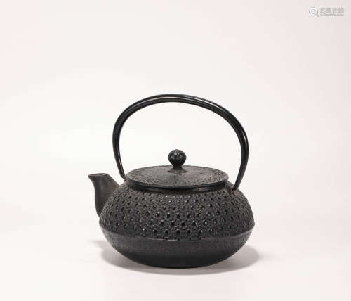 Copper tea pot from Qing清代銅制提梁壺