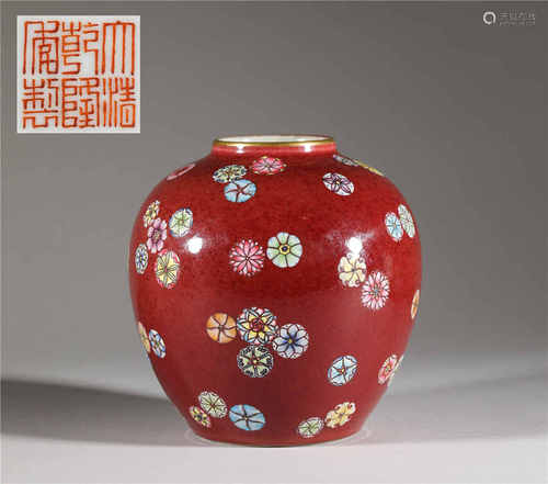 Famille rose pot with flower painting from Qing清代粉彩花卉小...