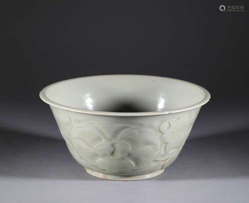 Celadon ware bowl from Song宋代青瓷刻花大碗