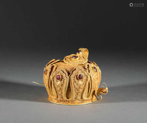 Gold hat with gemstone inlayed from Qing清代金制鑲嵌寶石
龍首...