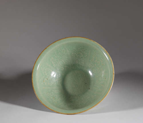 Celadon ware bowl from Qing清代青瓷花卉大碗
