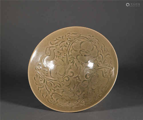 Celadon bowl with carved flower from Song宋代青瓷刻花大碗