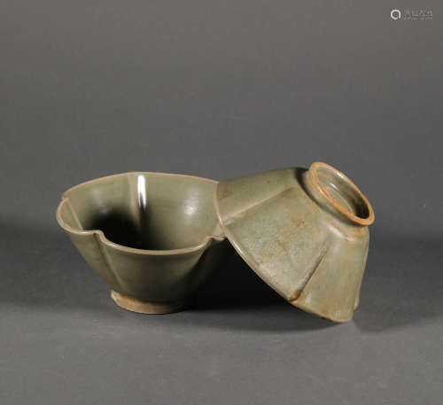 Celadon ware bowl from Qing宋代青瓷花瓣碗