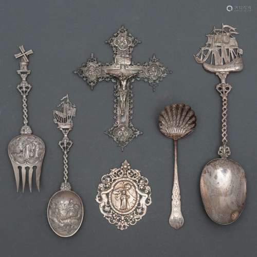 Conjunto de dos cucharas, tenedor, Cristo en la cruz, medall...