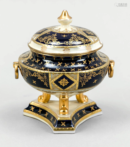 Round lidded box, c. 1900, bee