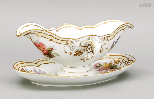 Gravy boat with fixed saucer a