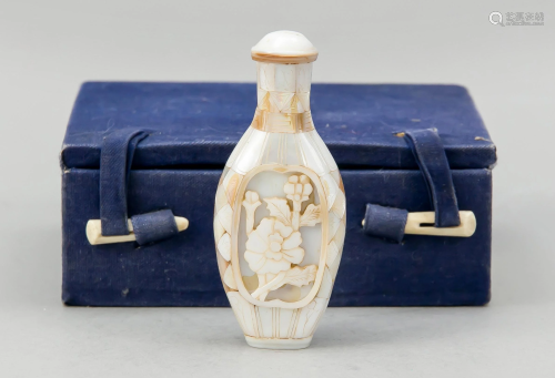 Mother-of-pearl snuff bottle,