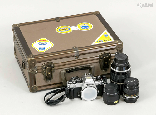 Nikon Kamara with 3 lenses in