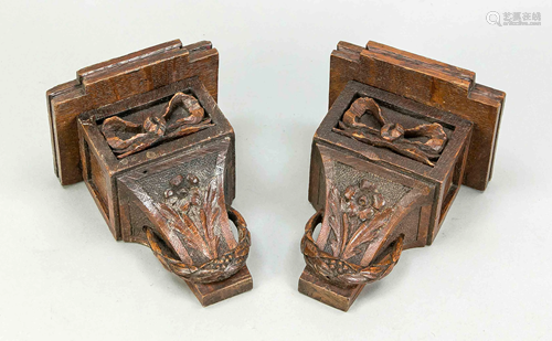 Pair of small wall brackets, e