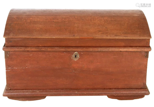 Round-lidded chest around 1800