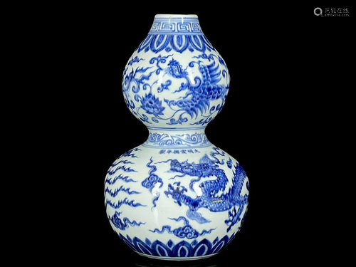 BLUE & WHITE 'DRAGON AND PHOENIX' DOUBLE GOURD VASE