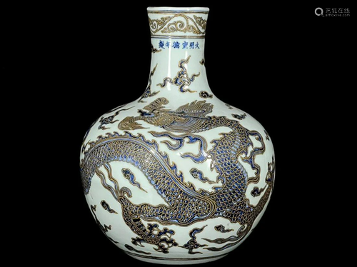 BLUE & WHITE 'DRAGON' GLOBULAR VASE