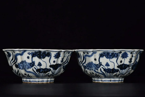 PAIR OF BLUE & WHITE 'FISH AND ALGAE' BOWLS